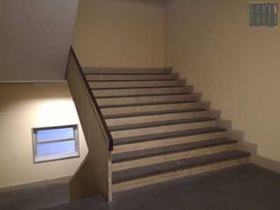 Siamo nel Dei, il Dipartimento di Ingegneria elettrica e dell�Informazione. Raggiungiamo il quarto piano, l� dove si trova una rampa di scale che dovrebbe portare a un altro piano del palazzo o al terrazzo. Ma incredibilmente, dopo aver salito numerosi gradini, ci ritroviamo davanti a un bel muro beige che sbarra la strada a chiunque decida di intraprenderla
